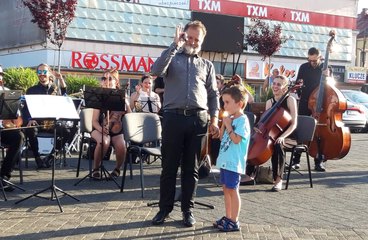Hiszpańska orkiestra kameralna wystąpiła na placu Legionów w Wieluniu